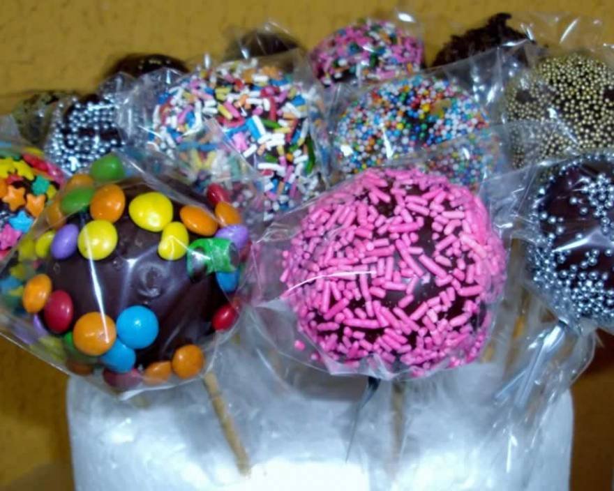 CAKE POP BANHADOS  - PASSADOS NO GRANULADO OU CONFETE