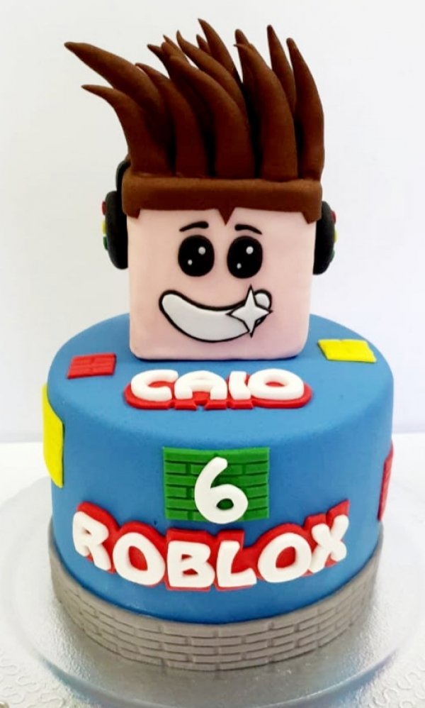 Bolo de 3 Andares Verdadeiro / Pasta Americana / Tema Roblox, 💻 Já está a  venda meu curso online de confeitaria, mais informações no site:   ☎️ Aulas