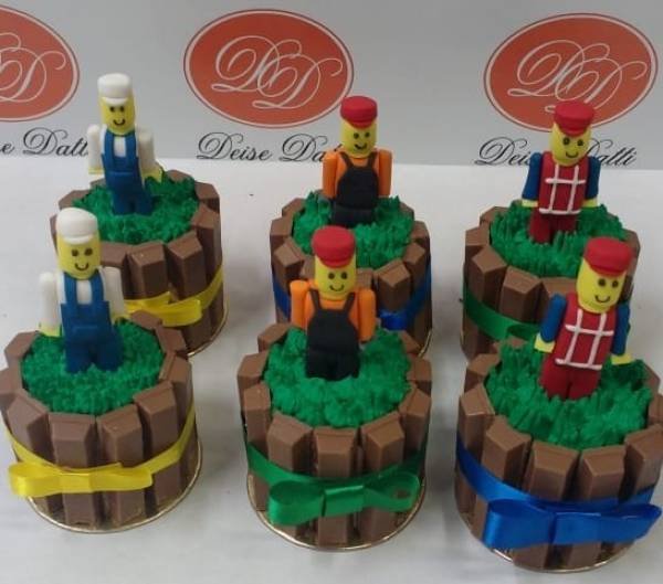 MINI BOLO KITKAT PERSONALIZADO LEGO CONSTRUTOR