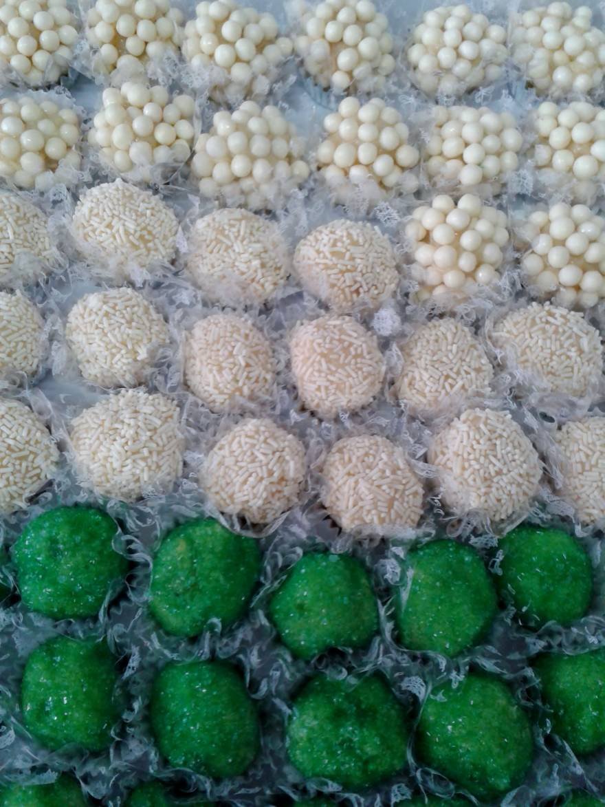 PEROLADO / BRIGADEIROS BRANCO E MARAVILHA DE UVA