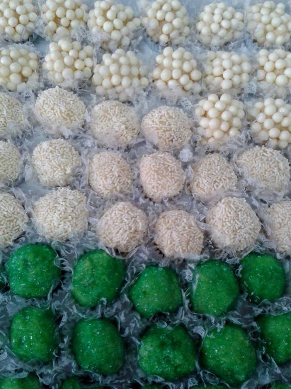 PEROLADO / BRIGADEIROS BRANCO E MARAVILHA DE UVA