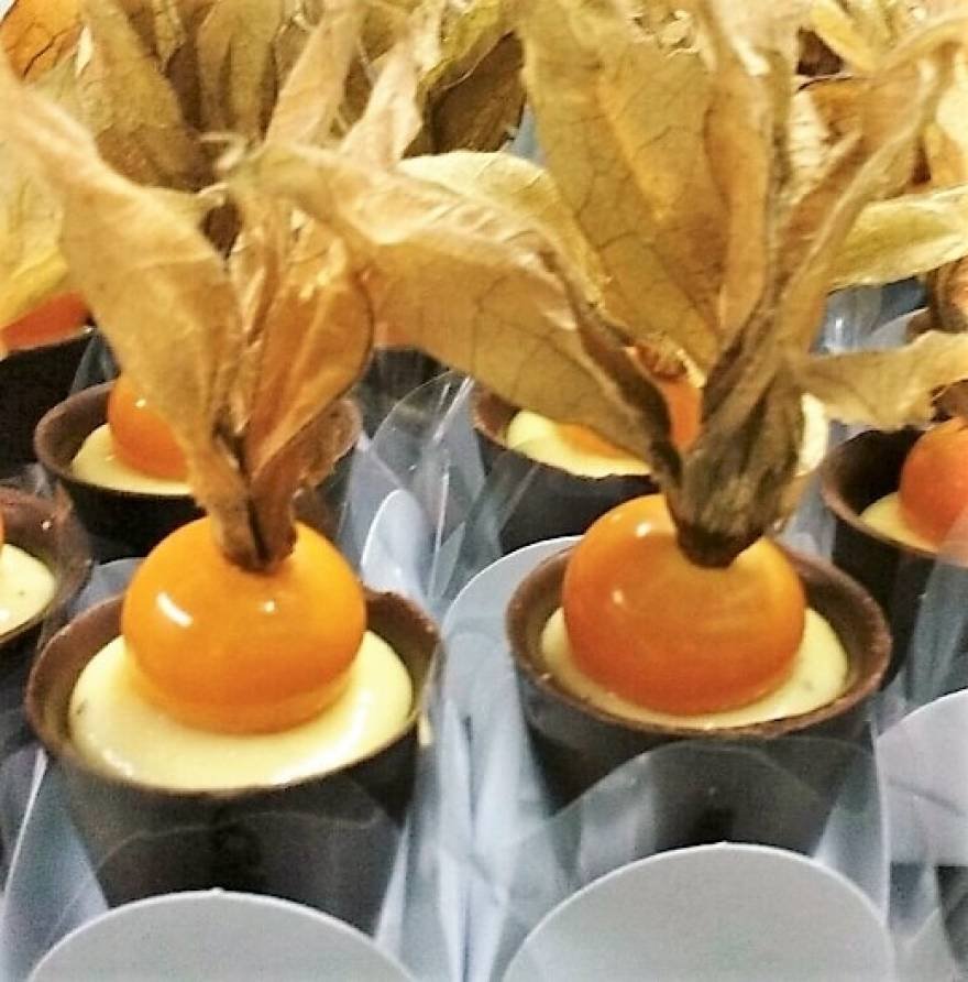 -COPINHO DE CHOCOLATE RECHEADO E DECORADO COM PHYSALIS